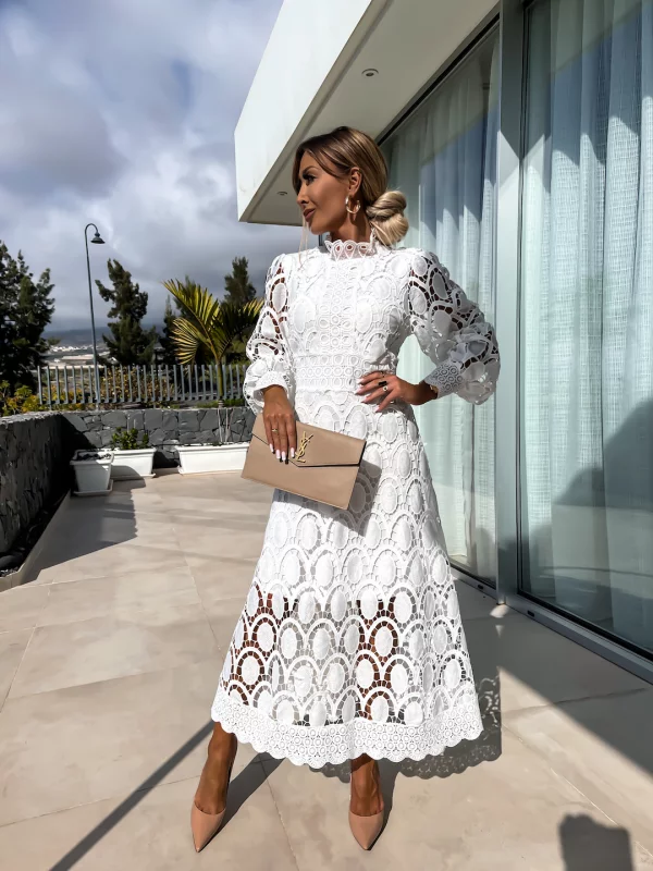 Elaina – delicate lace touches with timeless poise