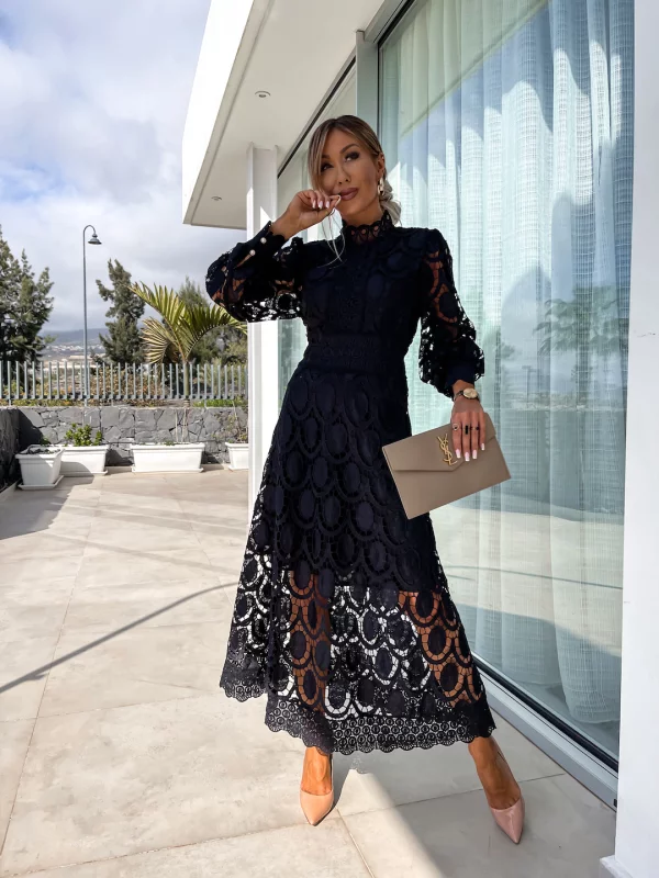 Elaina – delicate lace touches with timeless poise