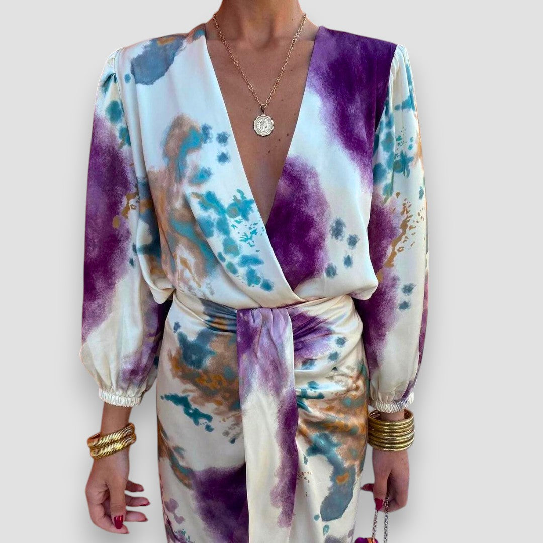 Larissa – timeless elegance with a flattering v-neck
