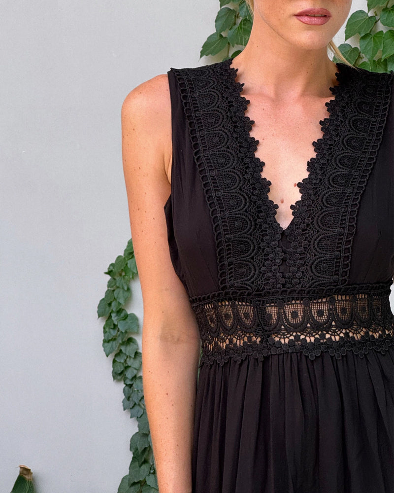 Alyssa – lace-kissed elegance midi dress
