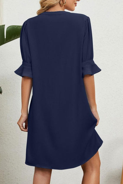Emélie – subtle elegance in a flowing V-neck dress