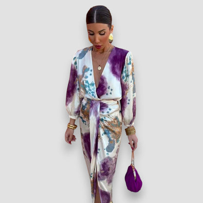 Larissa – timeless elegance with a flattering v-neck