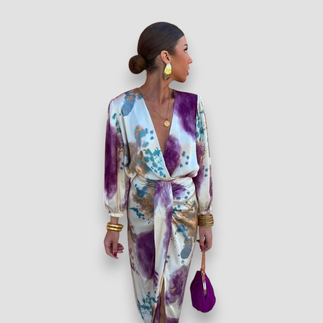 Larissa – timeless elegance with a flattering v-neck