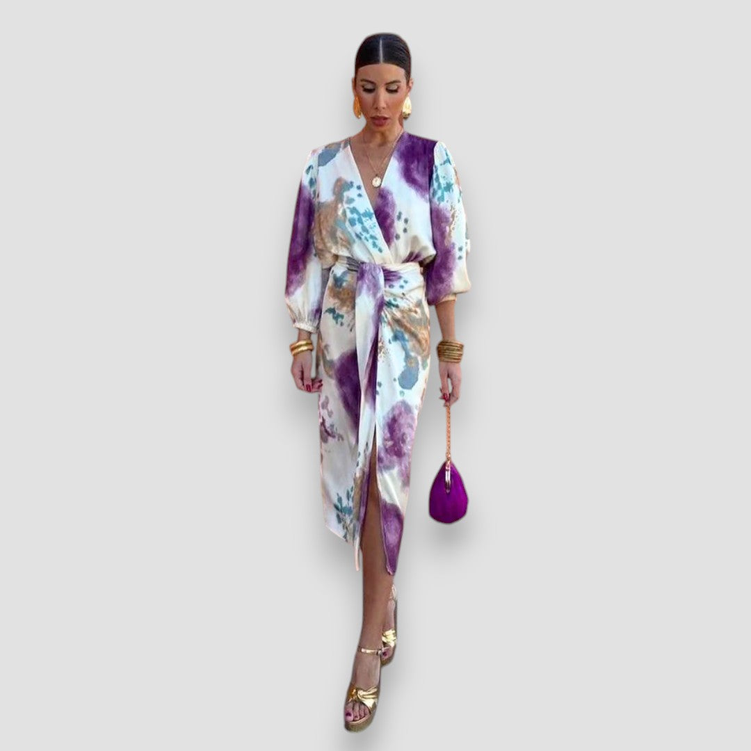 Larissa – timeless elegance with a flattering v-neck