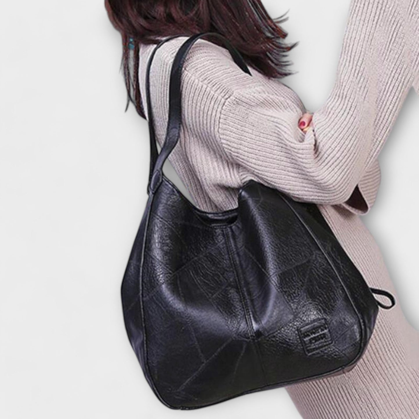VINTAGE LEATHER BAG - TIMELESS STYLE & FUNCTIONALITY