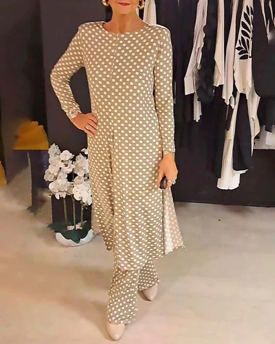 Julieta 2 Piezas – elegant polka dot look with playful split
