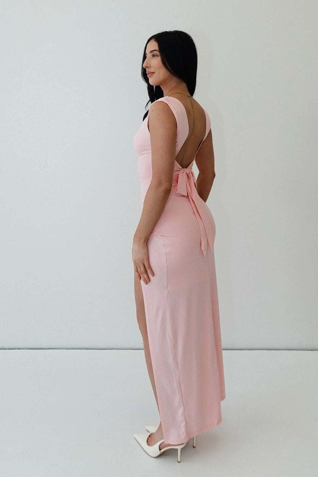 Rosea  – sculpted elegance with a graceful slit