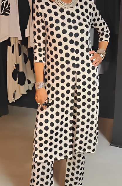 Julieta 2 Piezas – elegant polka dot look with playful split