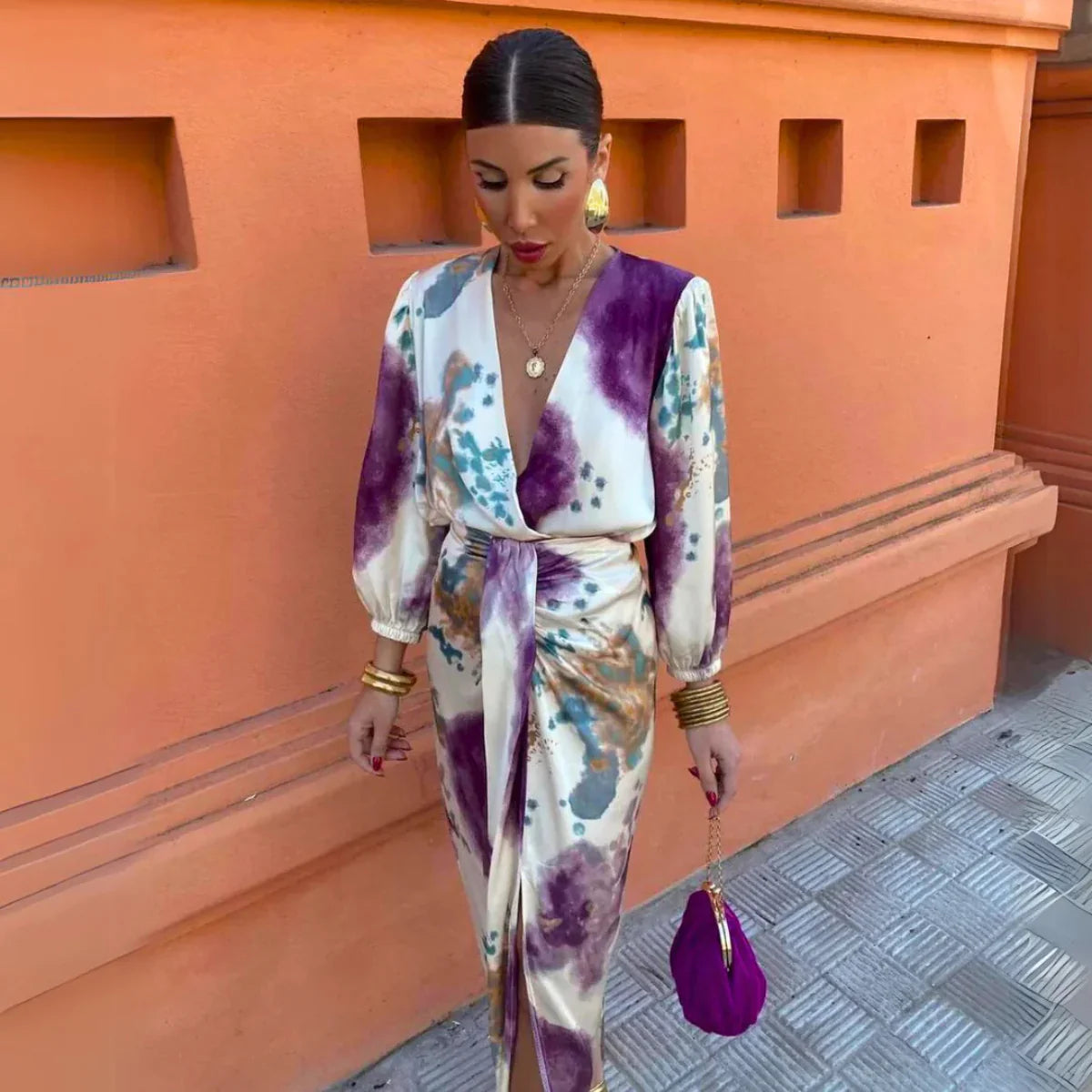 Larissa – timeless elegance with a flattering v-neck