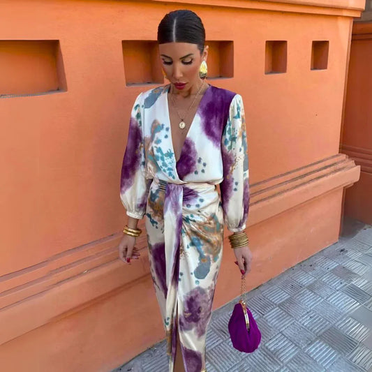 Larissa – timeless elegance with a flattering v-neck
