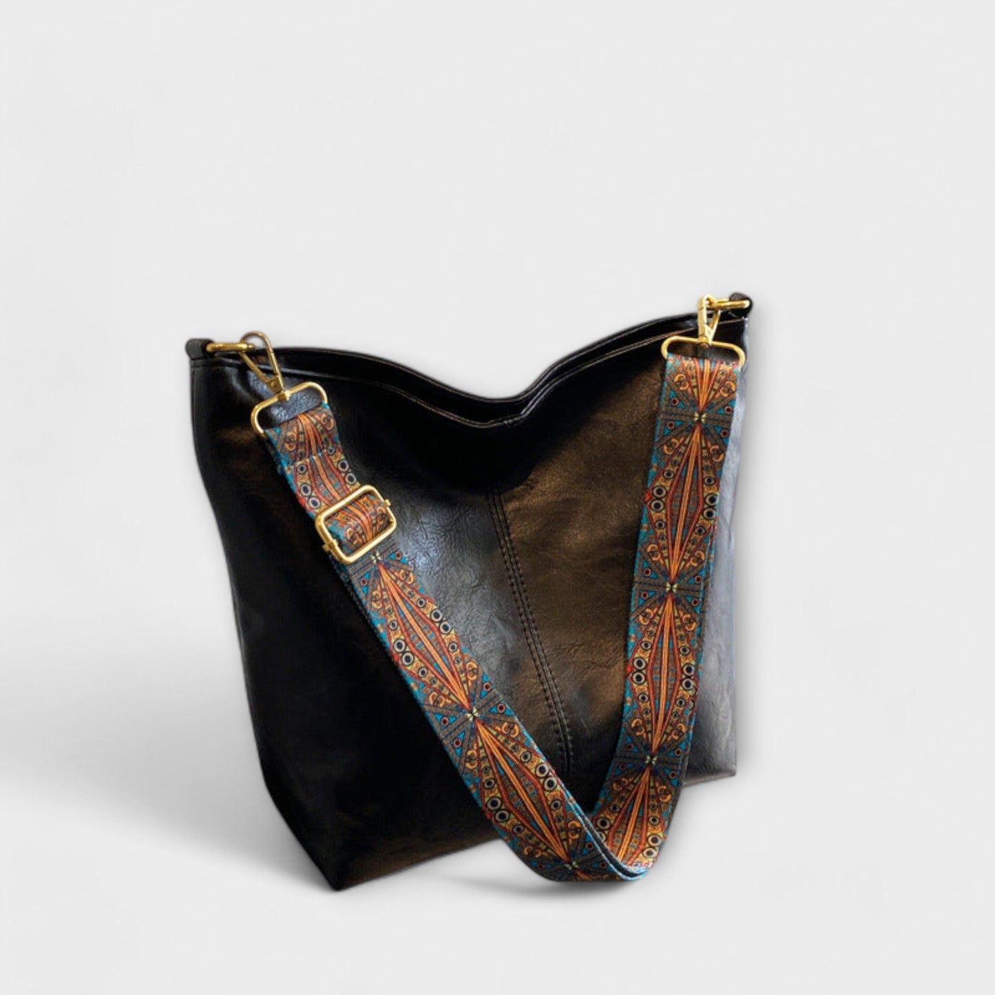 VINTAGE HANDBAG – ELEGANCE & FUNCTIONALITY