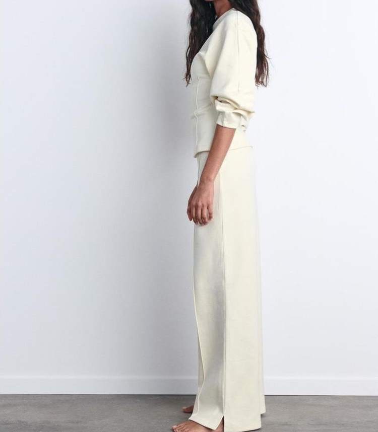 Louisa – lounging in soft elegance