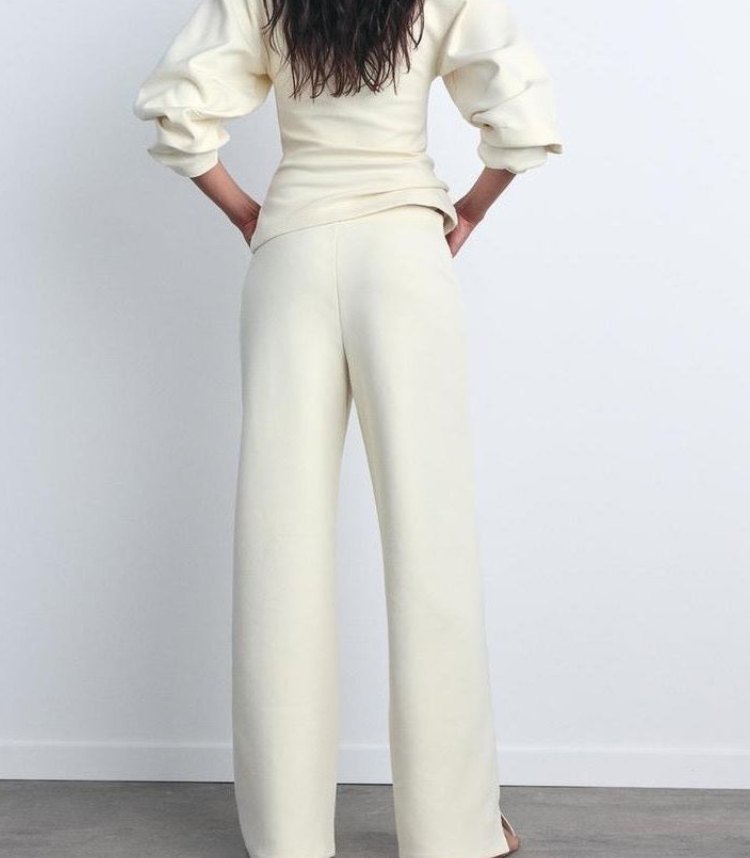 Louisa – lounging in soft elegance
