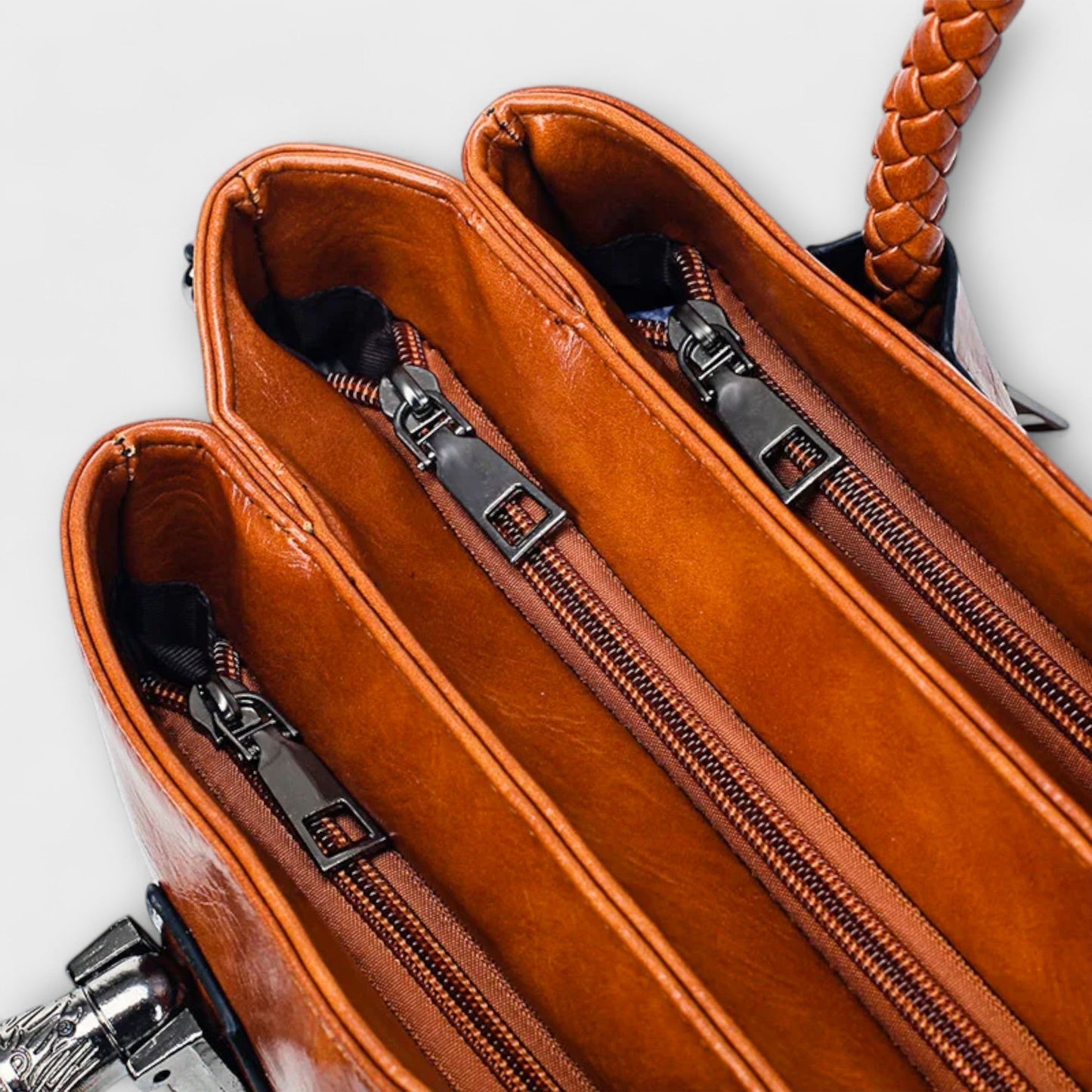 ELEGANT LEATHER DUFFEL BAG - TIMELESS STYLE & FUNCTIONALITY