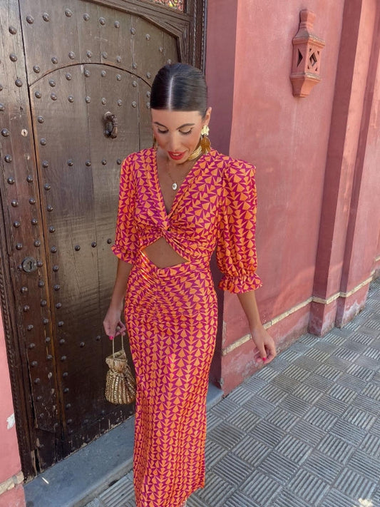 Lara – satin allure for sunlit days