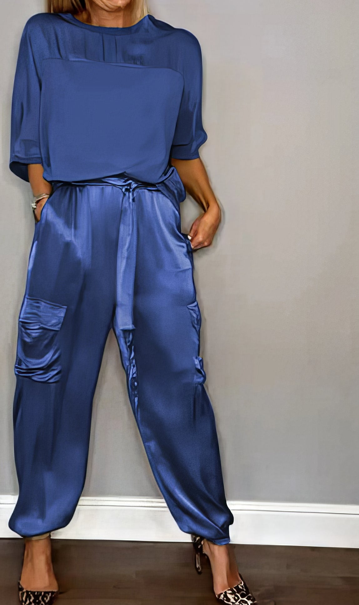 ELEGANT TWO-PIECE SATIN SET WITH BLOUSE AND CARGO PANTS