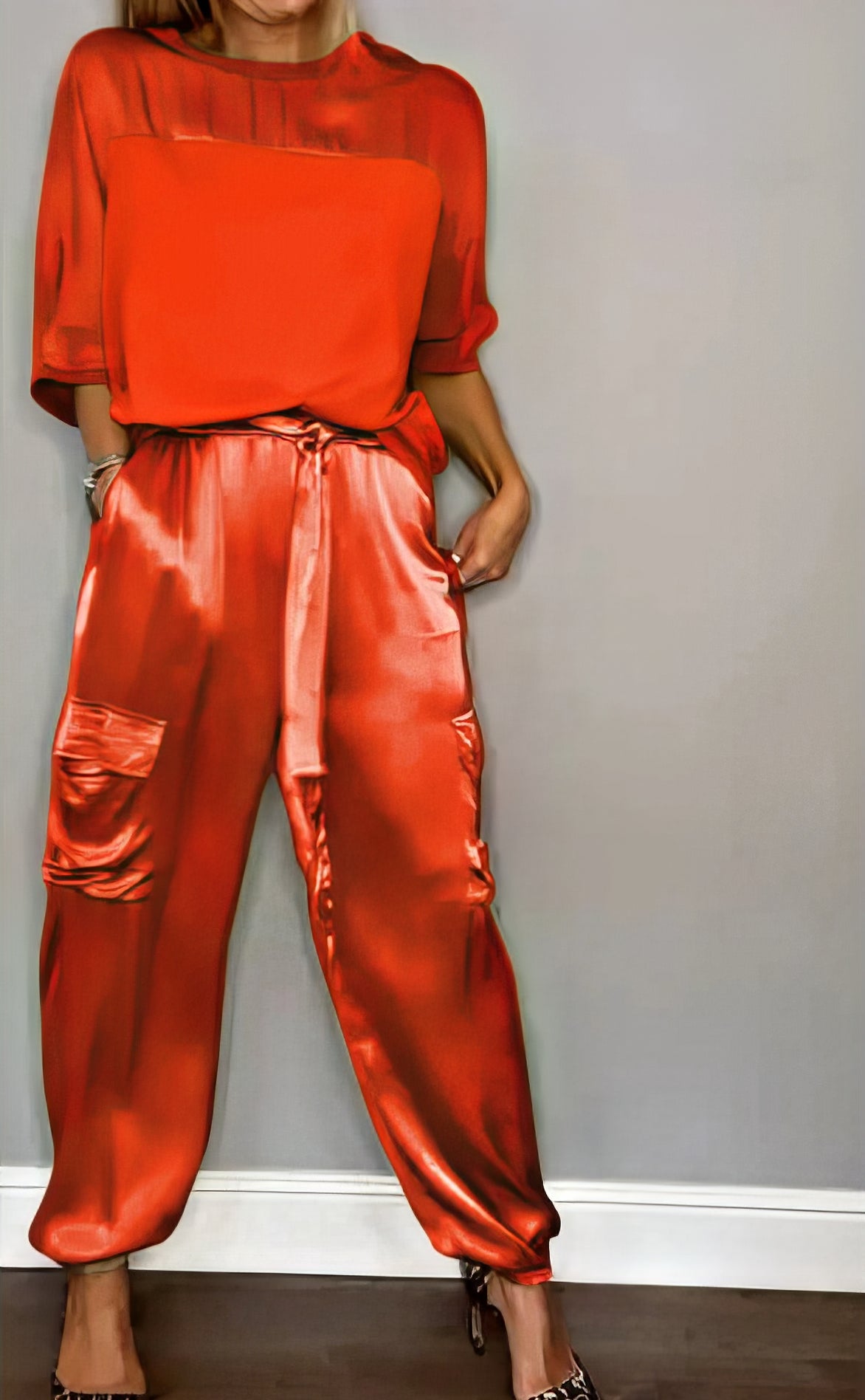 ELEGANT TWO-PIECE SATIN SET WITH BLOUSE AND CARGO PANTS